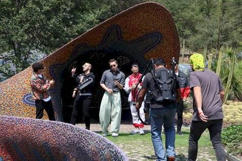 1Desde las nueve de la mańana Reik, Manuel y Julián Turizo comenzaron a filmar el videoclip de la canción Aleluya. 2Los artistas tuvieron que pasar varias horas bajo el sol pero siempre mantenían una actitud positiva. 3Durante el rodaje siempre se les v