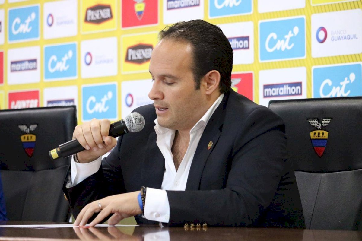 Francisco Egas, presidente de la FEF en su rueda de prensa en la Casa de la Selección