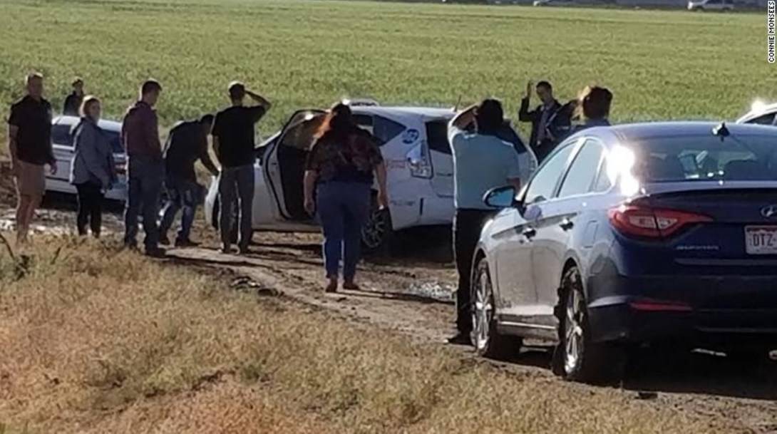 Cientos de autos terminaron atascados en lodo por seguir ciegamente ruta de Google Maps Cientos de autos terminaron atascados en lodo por seguir ciegamente ruta de Google Maps