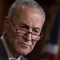 Líder demócrata en el Senado pide a gabinete destituir a Trump
