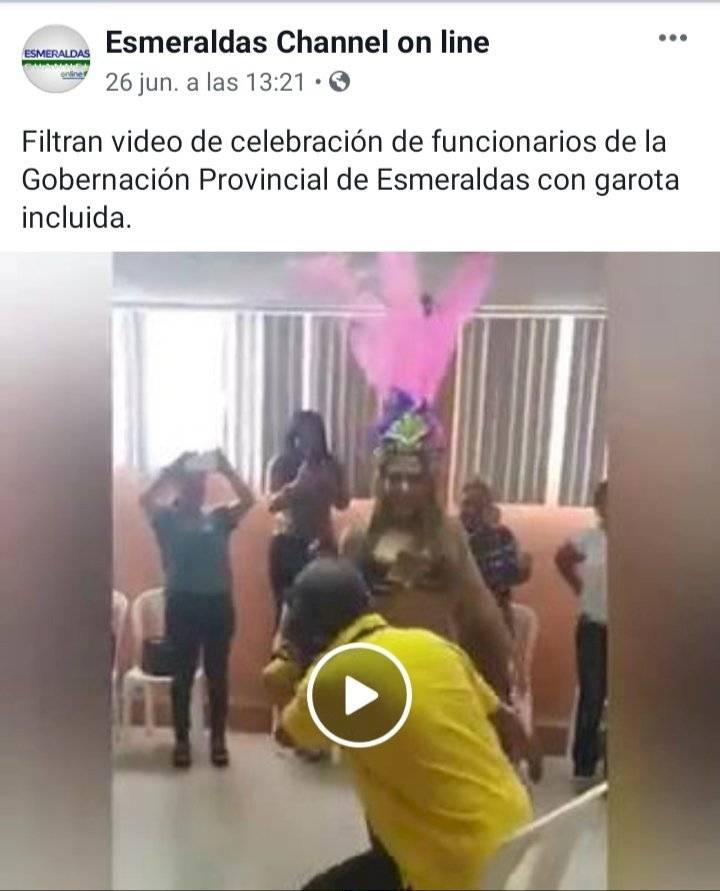 Garota bailando en la Gobernación de Esmeraldas
