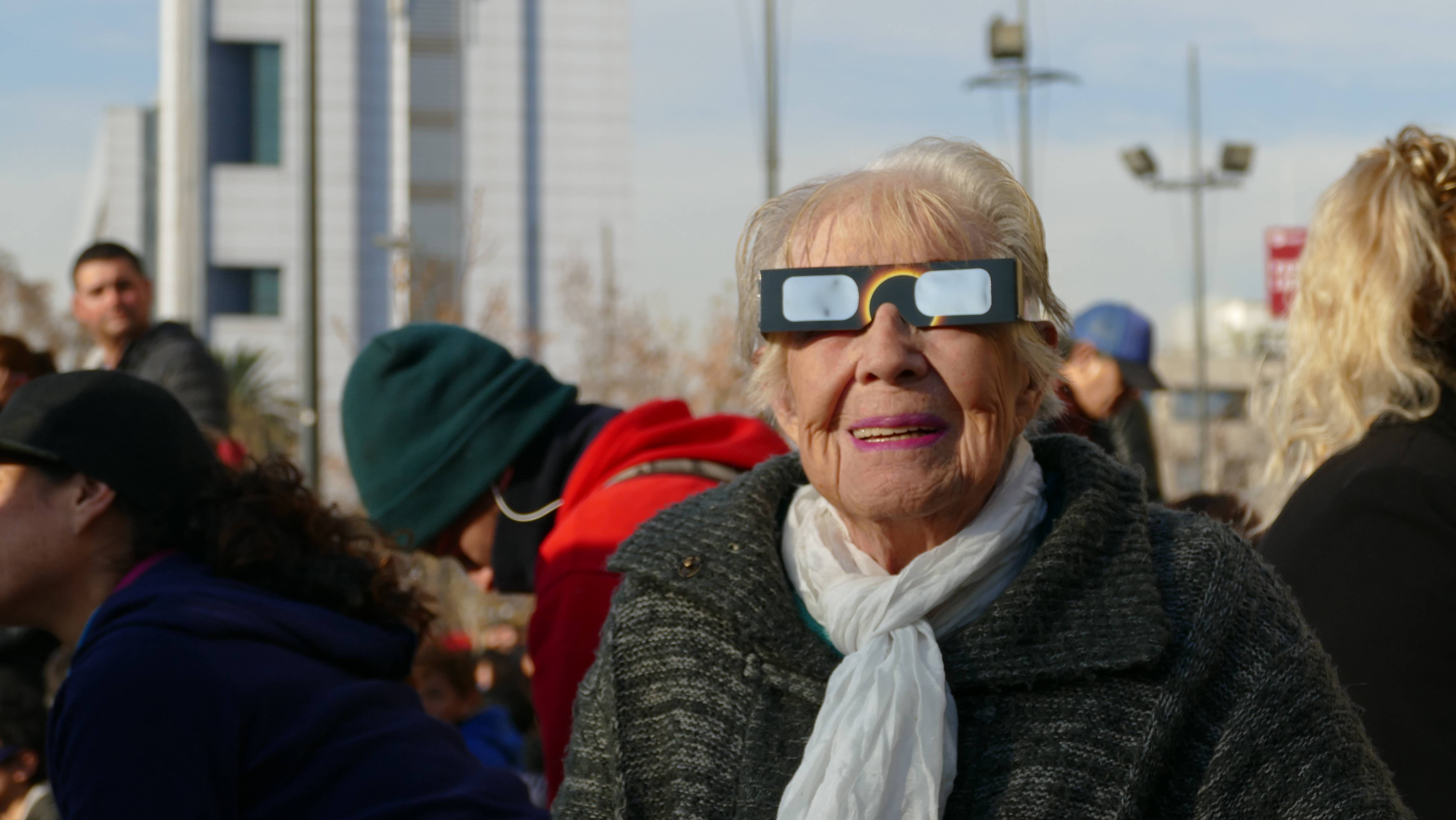 Fotoreportaje: el eclipse solar desde el centro de Santiago