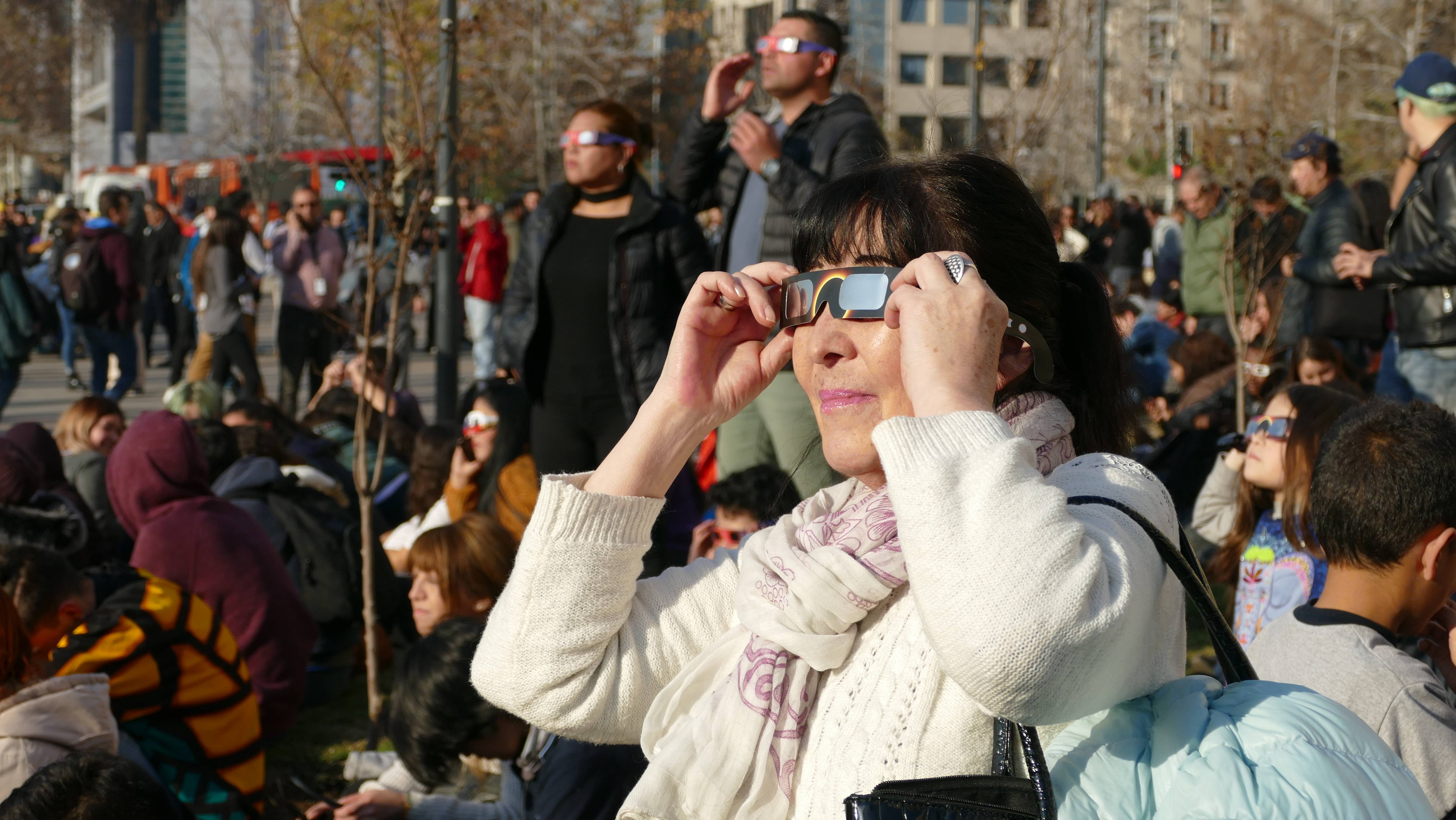 Fotoreportaje: el eclipse solar desde el centro de Santiago