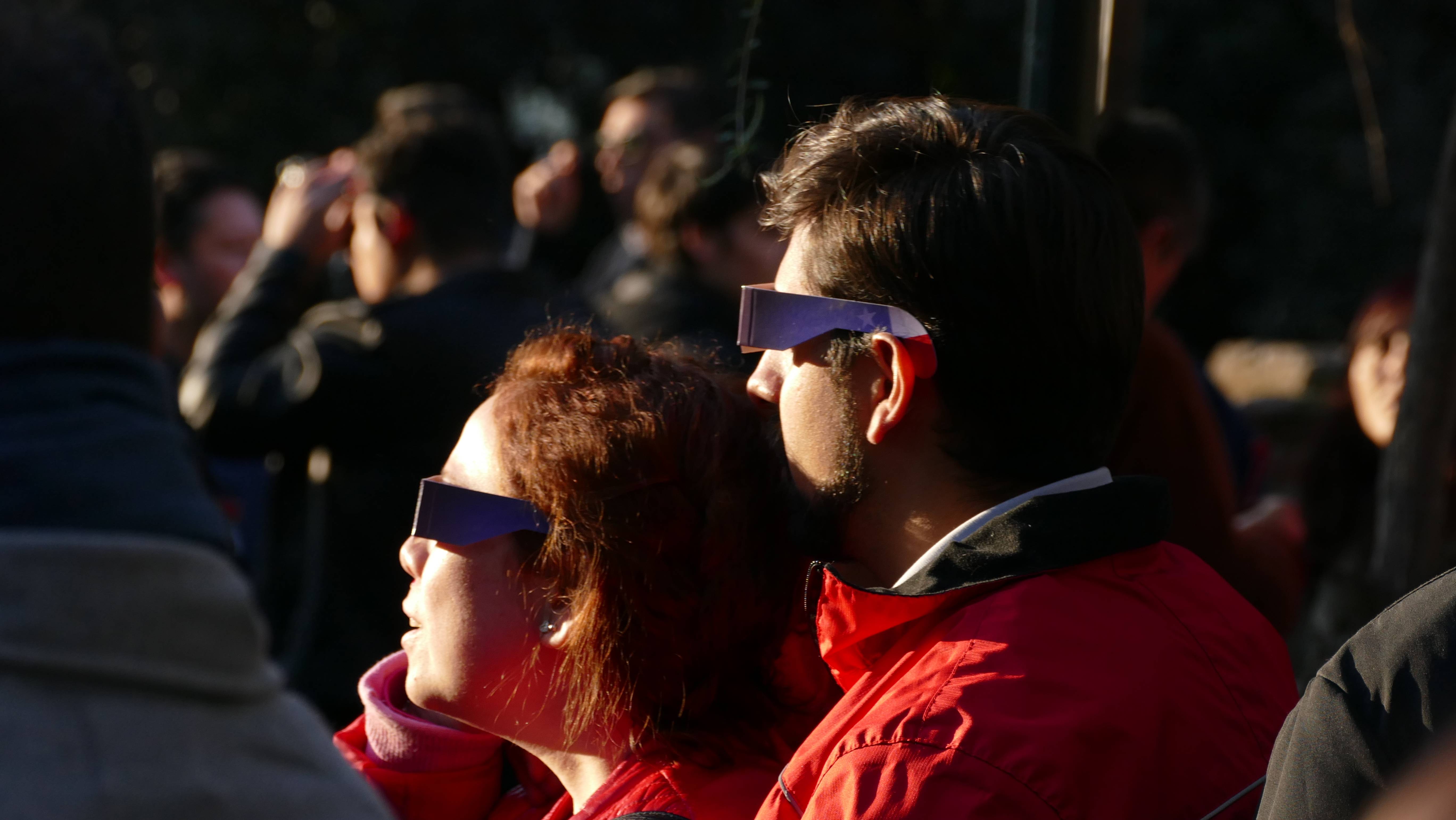 Fotoreportaje: el eclipse solar desde el centro de Santiago