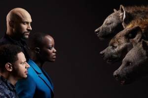 Rei Leão Kamari (Keegan-Michael Key), Azizi (Eric André) e Shenzi (Florence Kasumba)