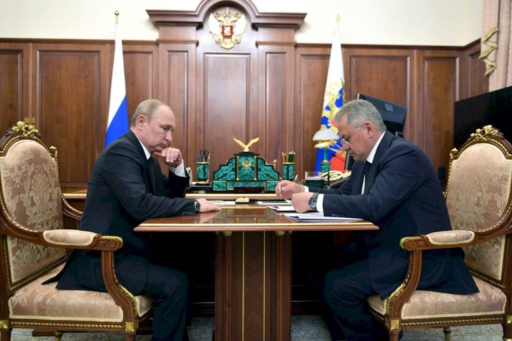 Vladimir Putin y Serguei Shoigu