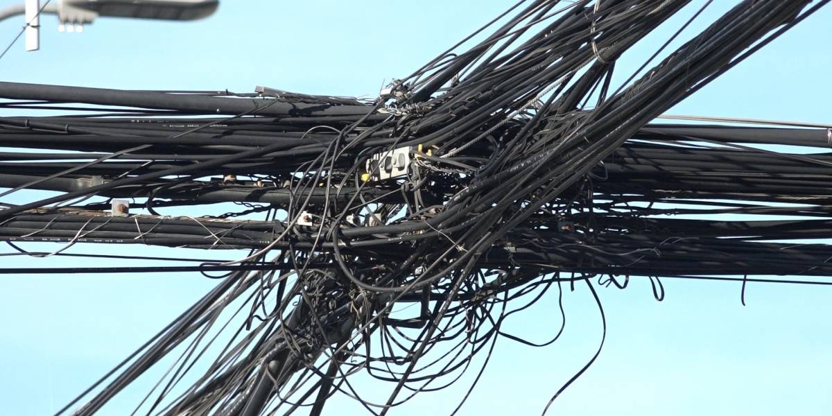 Empresas de telecomunicaciones se arriesgan a millonaria multa si no retiran cables en desuso de las calles
