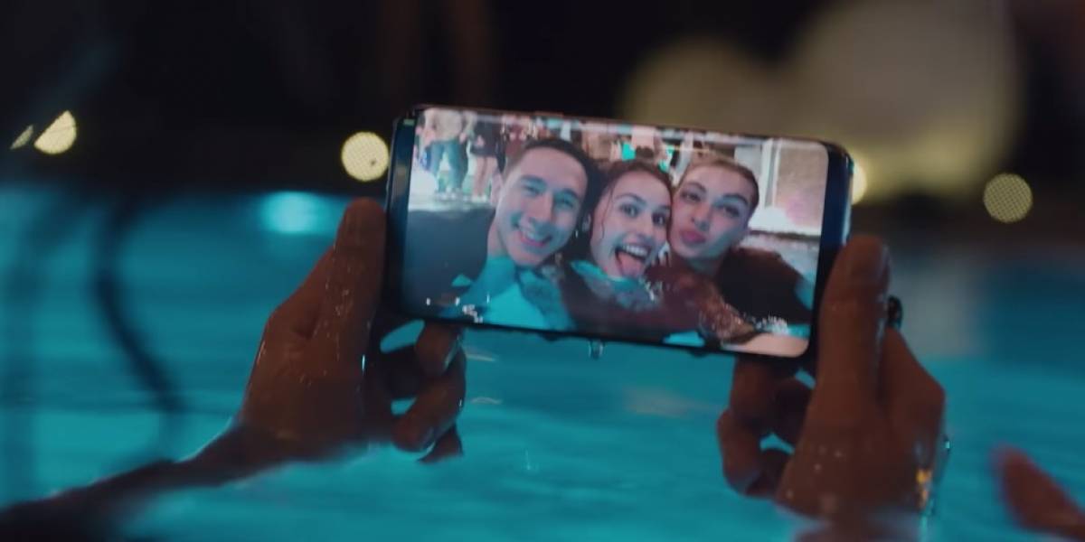 Demandan a Samsung por mostrar la resistencia al agua de sus celulares en los comerciales