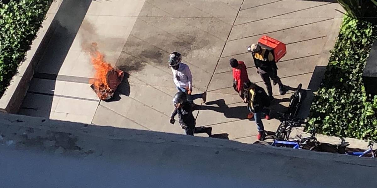 Domiciliarios de Rappi protestaron frente a las oficinas de Bogotá denunciando explotación laboral de la empresa