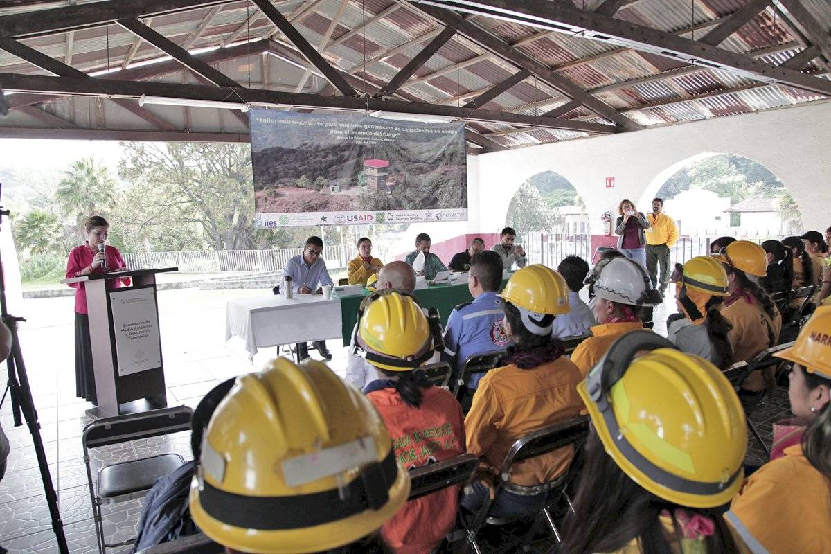 Mujeres estudian para ser brigadistas y combatir incendios forestales