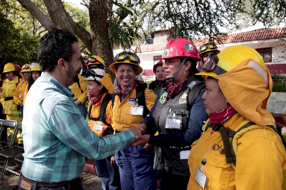 Mujeres estudian para ser brigadistas y combatir incendios forestales
