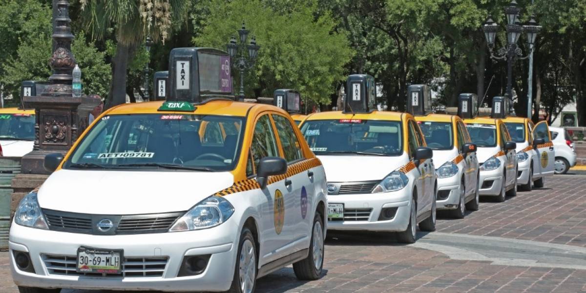 Secretario de Gobierno de Nuevo León propone que todo los taxis se conviertan en Uber