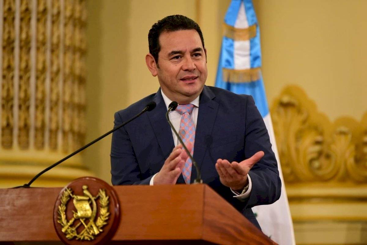 Presidente Jimmy Morales entrega implantes cocleares