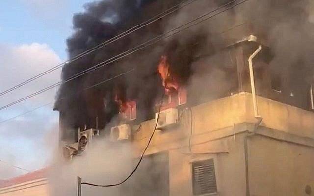 Un incendio en la casa de Carmel Mauda en la ciudad central de Rosh Ha’ayin el 6 de julio de 2019.