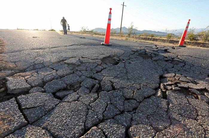 Grieta tras terremoto en California