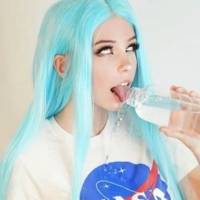 Empezaron a salir los "reviews" del agua de tina de la cosplayer Belle Delphine, la definen como "saladita"