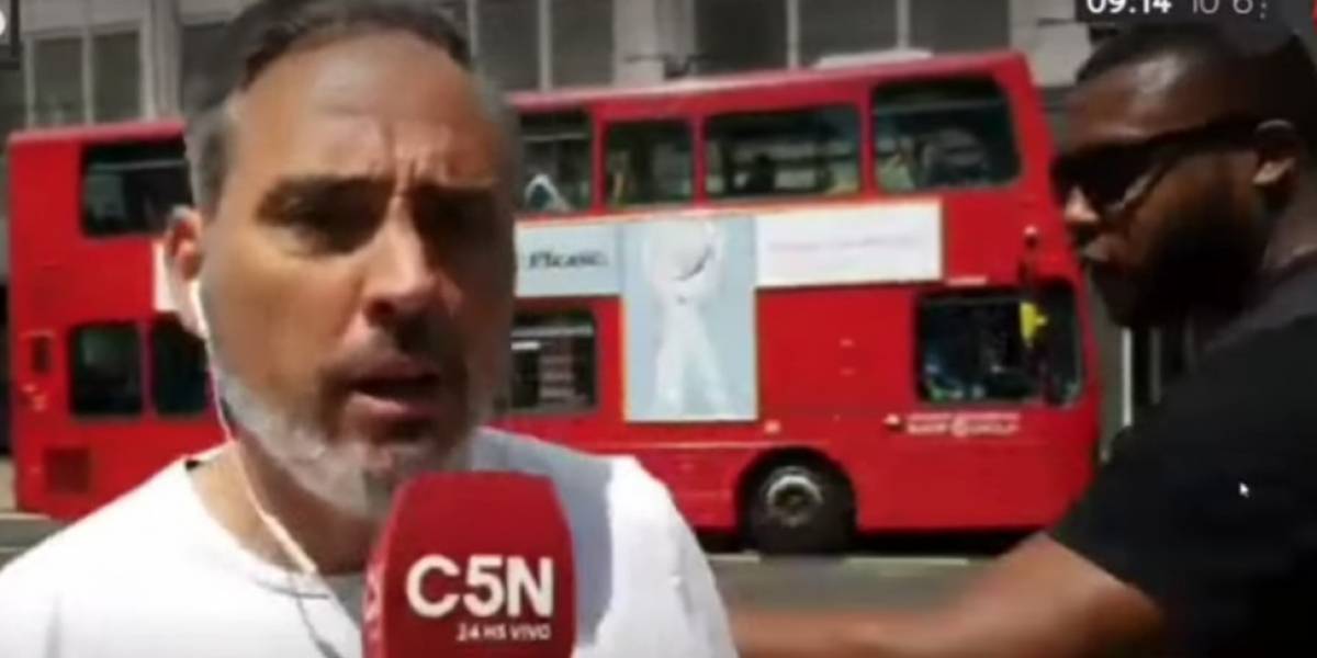 Reportero es agredido en plena transmisión en vivo