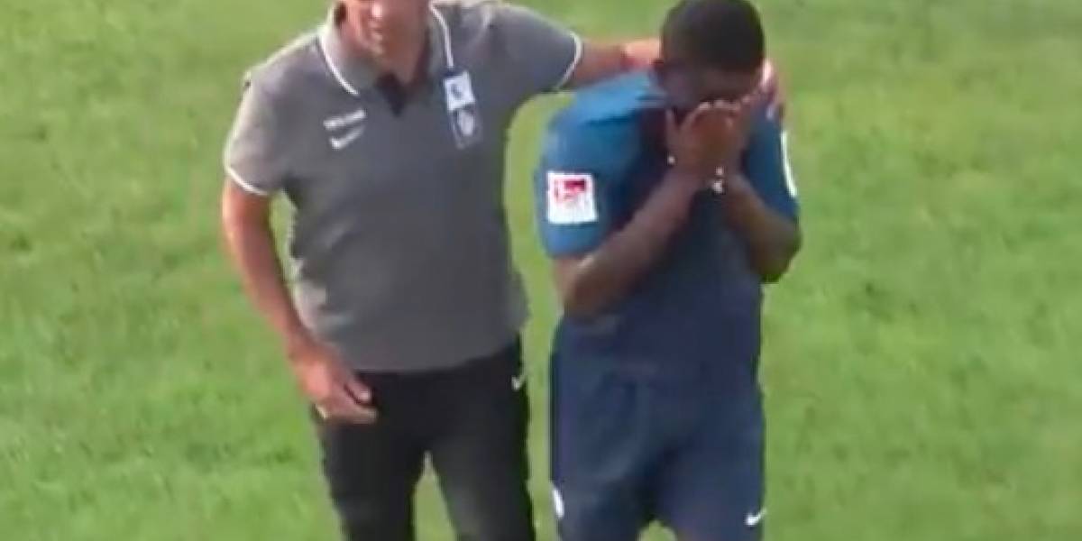 Escándalo racista en Alemania: un jugador de 20 años se va llorando Escándalo racista en Alemania: un jugador de 20 años se va llorando