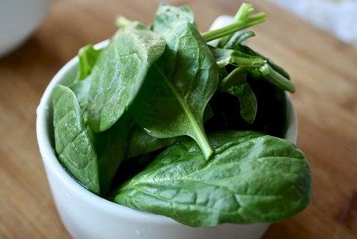 Consumir la espinaca cruda rejuvenece y previene varios tipos de cáncer