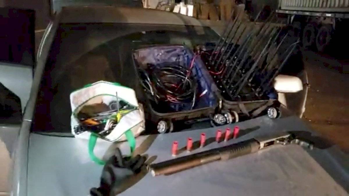 Carro blindado e equipamento que bloqueia o sinal dos rastreadores dos caminhões - Quadrilha roubo de cargas tiroteiro Guarulhos
