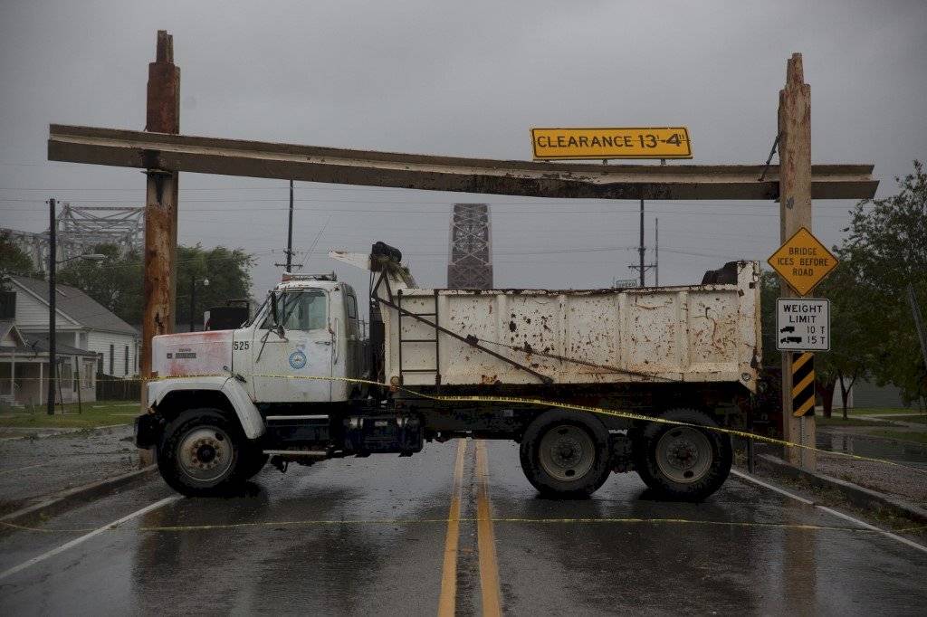 Camión bloquea paso en una calle de Morgan City
