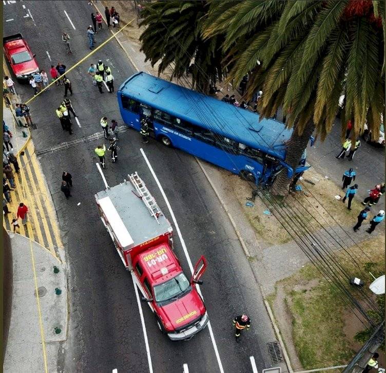 Quito: Bus se chocó contra árbol en la Av. Naciones Unidas