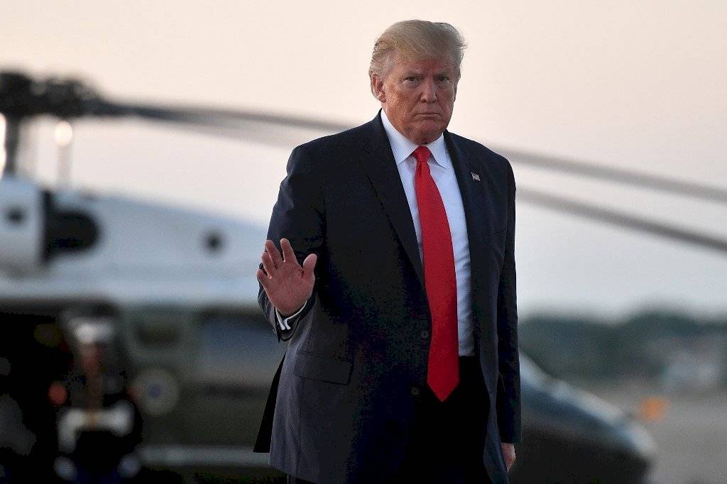 Donald Trump saludando