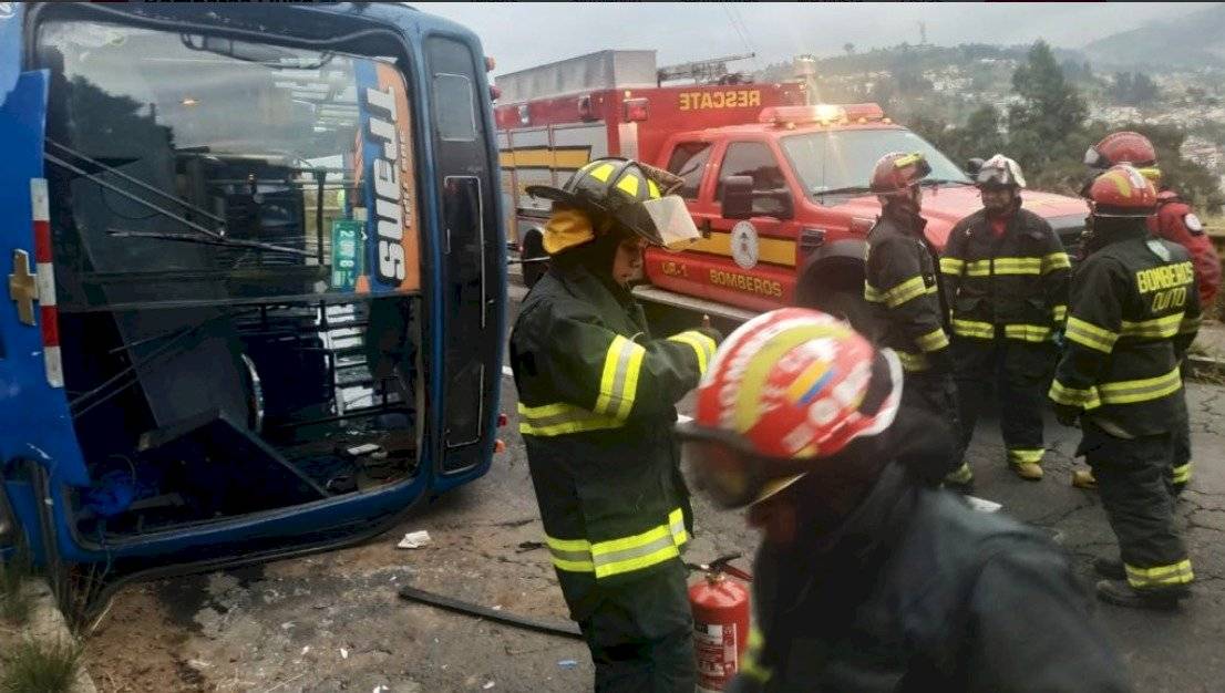 Quito: Dos personas heridas tras accidente de bus