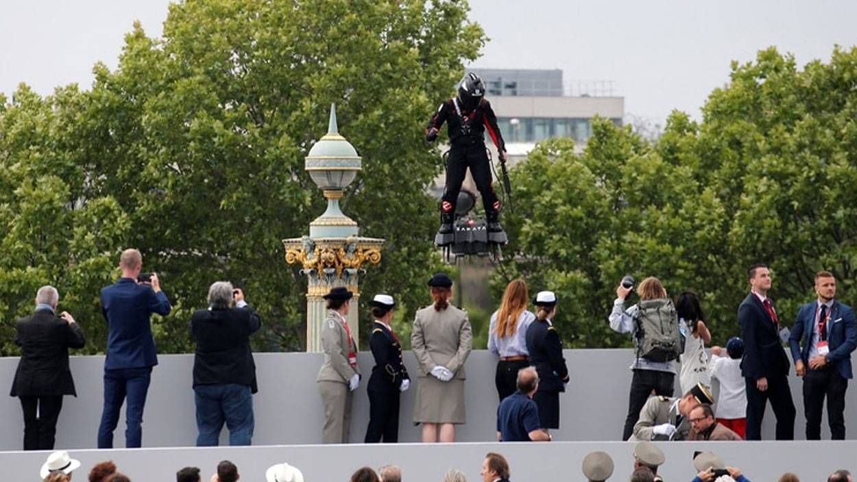 Francia crea prototipo de traje para soldados voladores