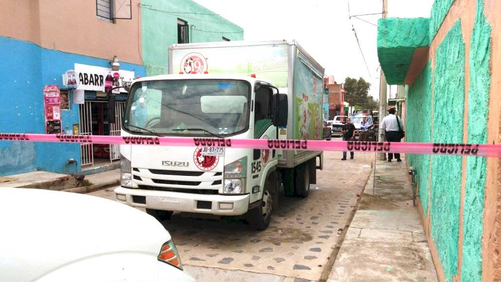 Repartidor de empresa lechera baleado por entorpecer el paso a otro automovilista