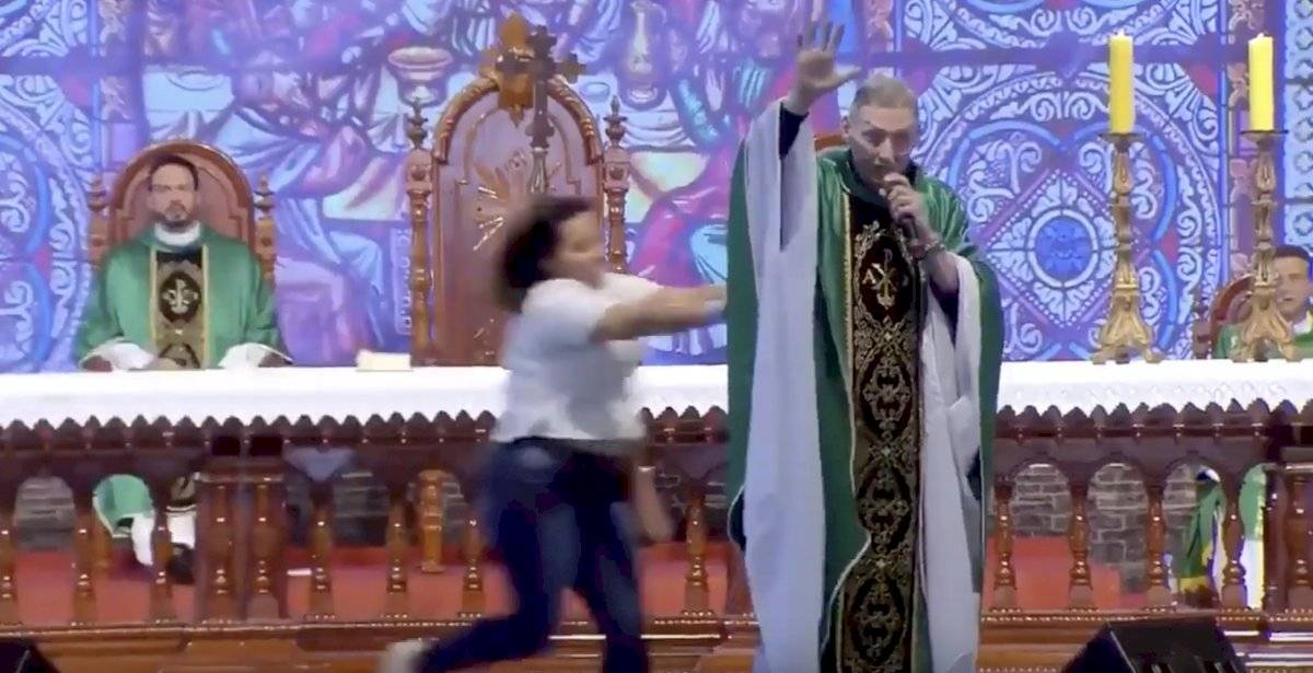 Mujer empuja al sacerdote Marcelo Rossi