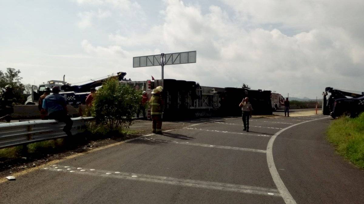 Volcadura de tráiler provocó cierre de carretera a Chapala ante riesgo de explosión
