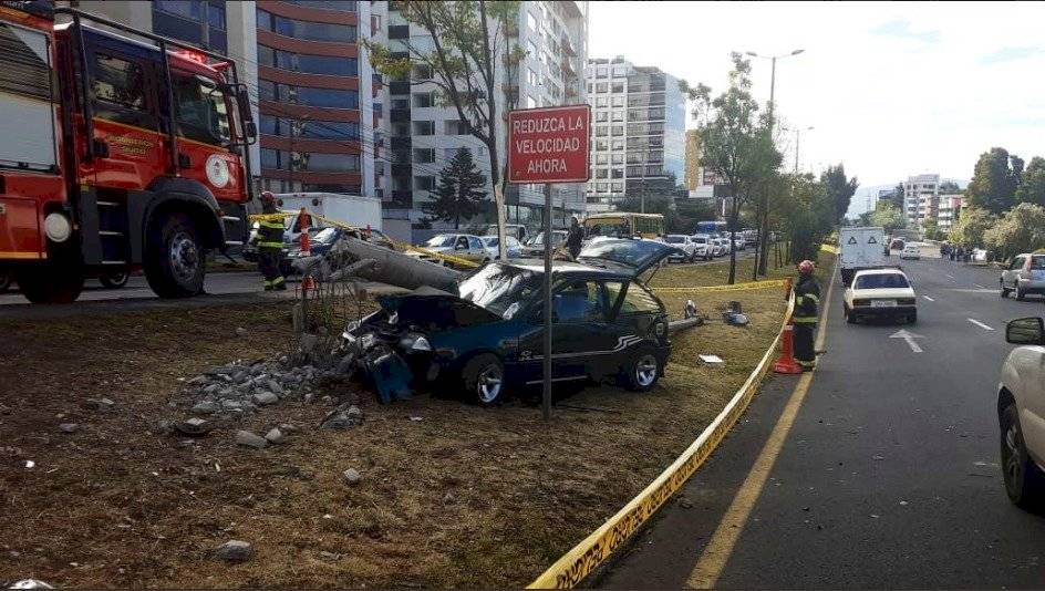 Automóvil se impactó contra poste de luz