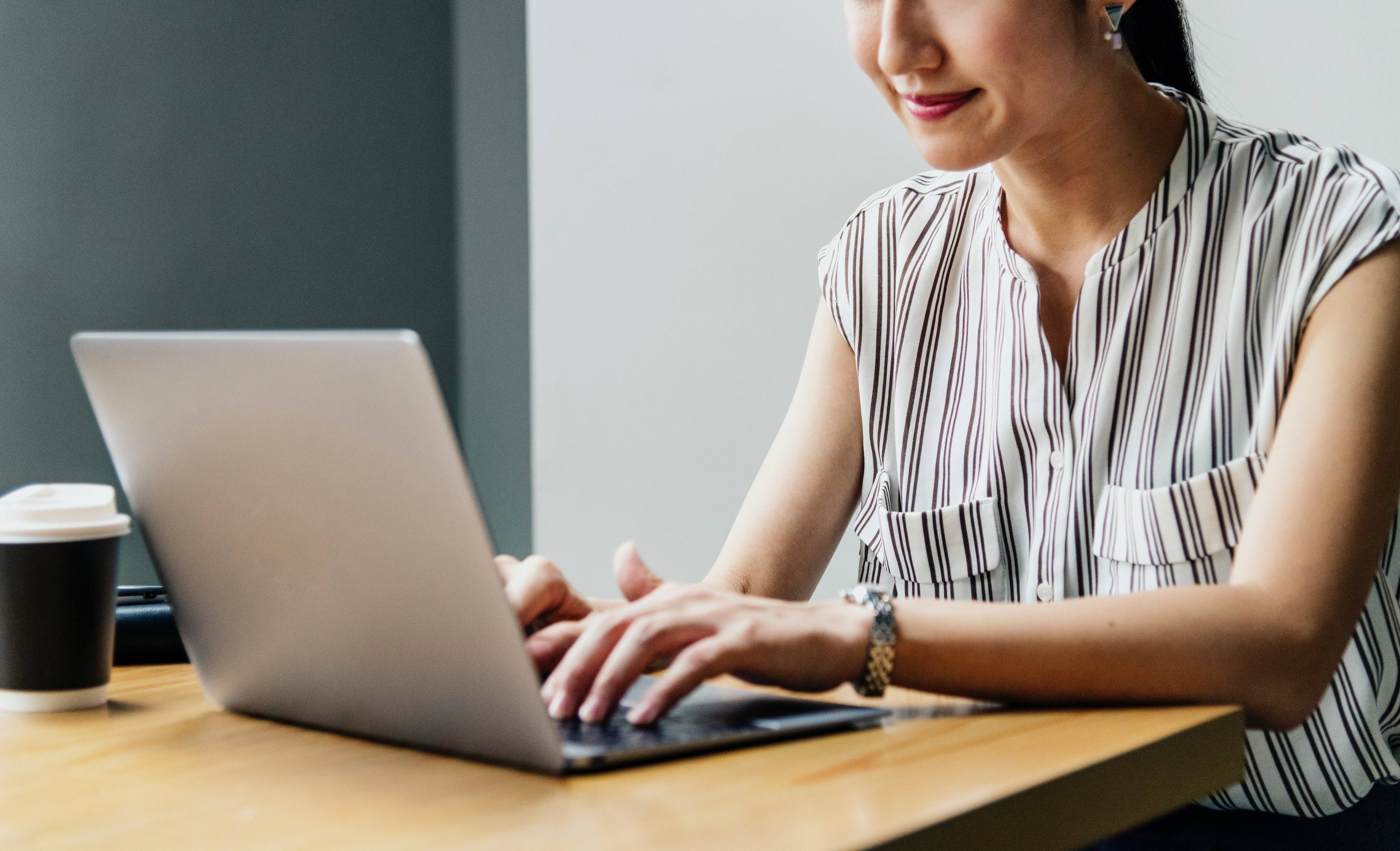 Mujer computador