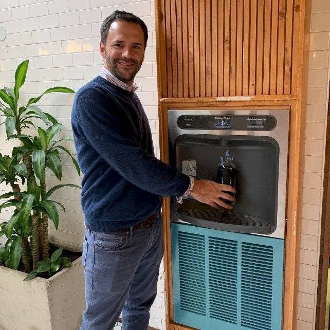 El restaurante de comida rápida que ya no venderá agua en botella para cuidar el planeta
