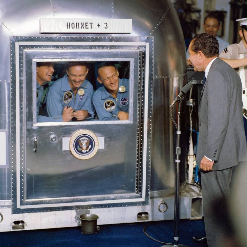 Richard Nixon y astronáutas