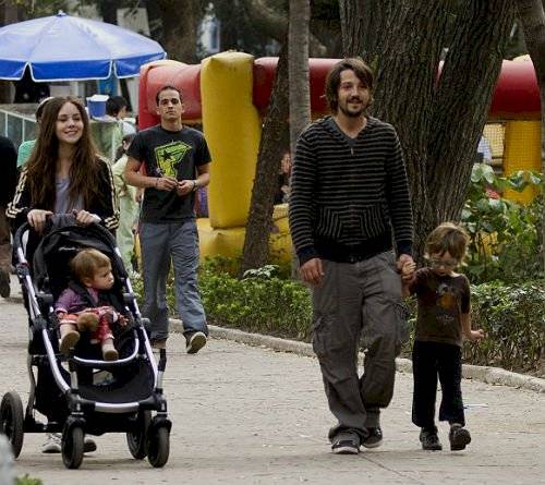 Camila Sodi, Diego Luna y sus hijos