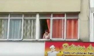 Gran alboroto causó mujer pasada de tragos que lanzó billetes desde la ventana de su casa