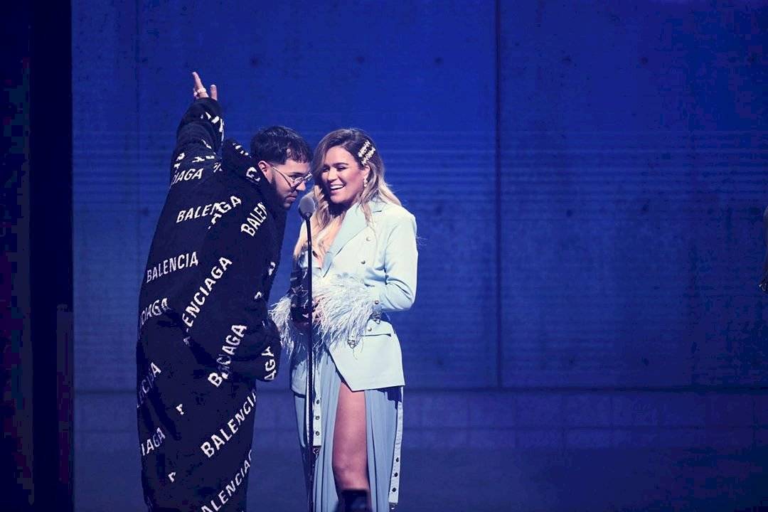 Anuel AA y Karol G en los Premios Juventud