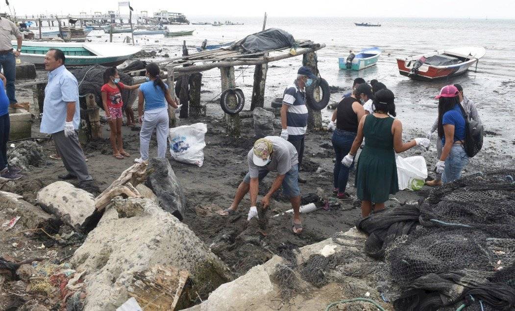 Sacan de la Isla Puná 25 sacos de plástico