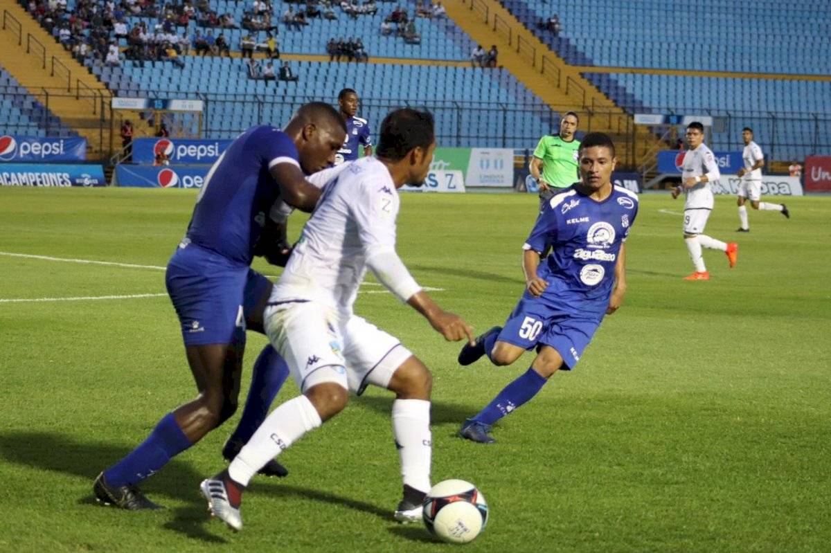 Ángel Rodríguez durante una acción esta tarde en el estadio Doroteo Guamuch Flores