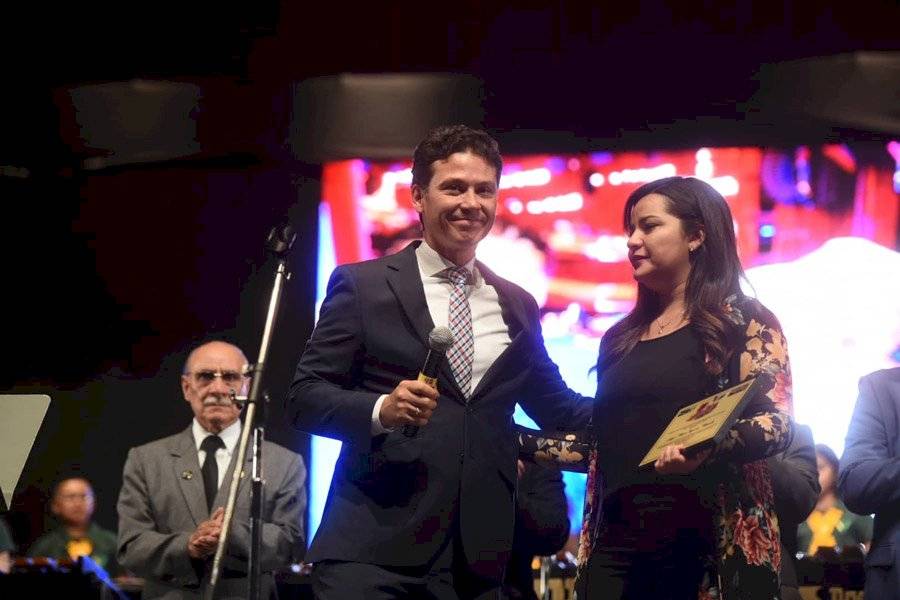 Jaime Torres entrega placa conmemorativa a la hija de Ángel Mario Figueroa