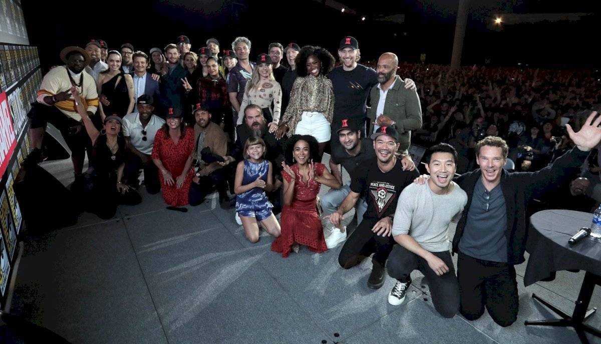 Fotografía cedida por Disney de las estrellas del universo cinematográfico de Marvel posando tras su evento en la Comic-Con este sábado en San Diego (