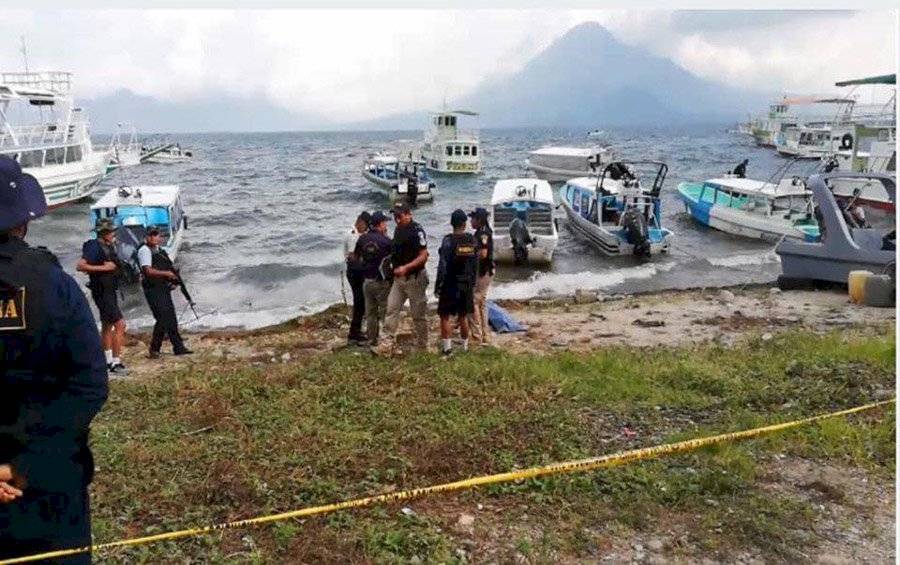 Rescatan cuerpo de mujer en el lago de Atitlán