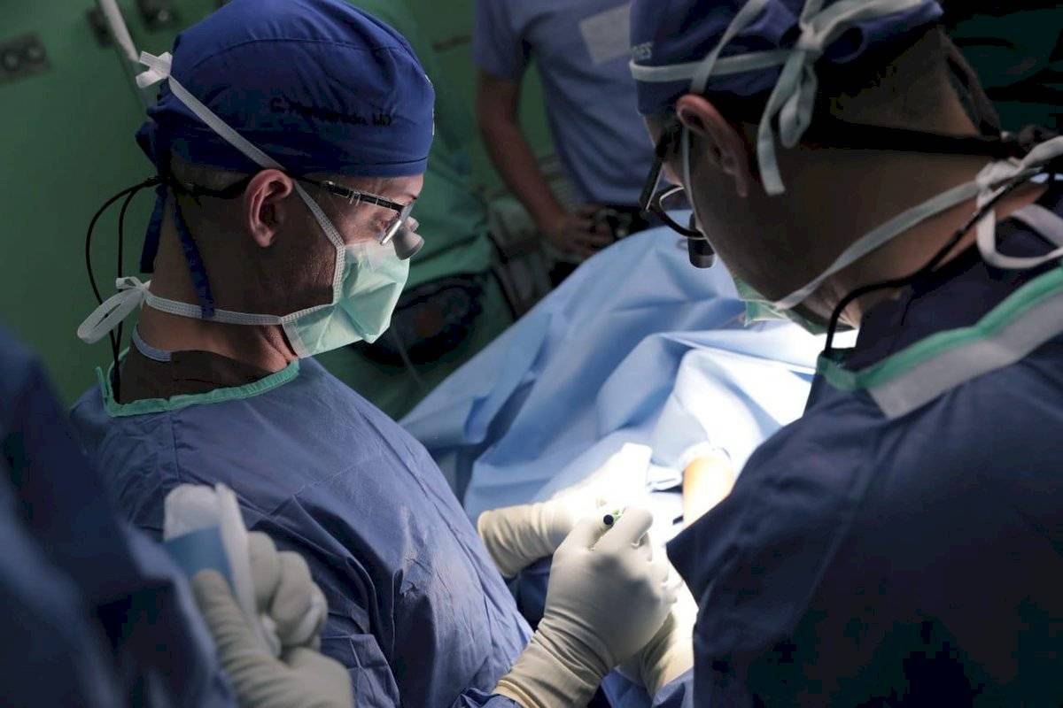 presidente Jimmy Morales y embajador Luis Arreaga visitan hospital en Huehuetenango