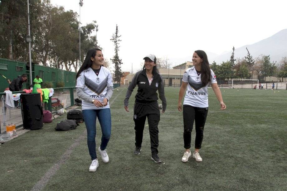 El plantel femenino de Santiago Morning entrena en el Estadio Municipal de Peñalolén / Foto: Carlos Ibarra