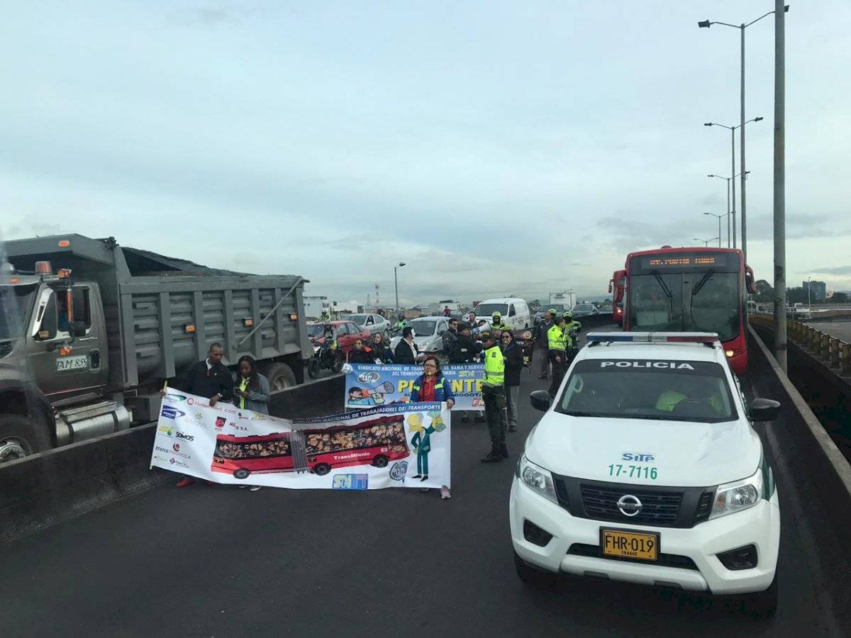 Trabajadores de TransMilenio realizan bloqueo sobre la calle 80