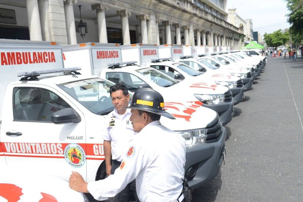 presidente Jimmy Morales participa en entrega de ambulancias a Bomberos Voluntarios