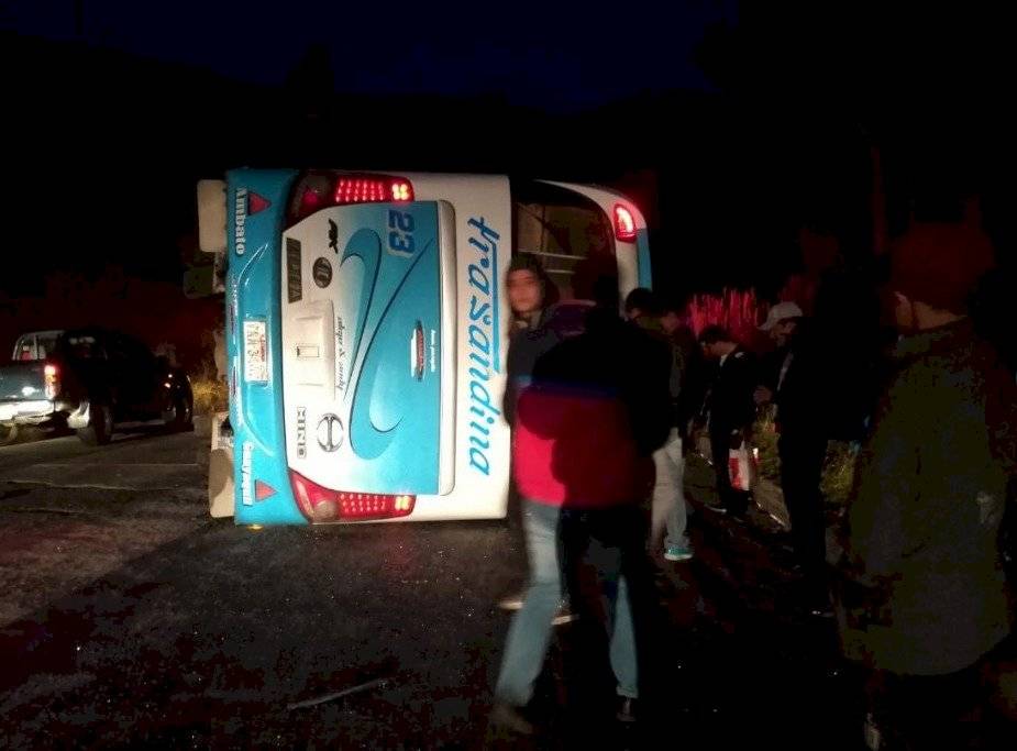 Accidente de bus interprovincial en Chimborazo deja 23 heridos