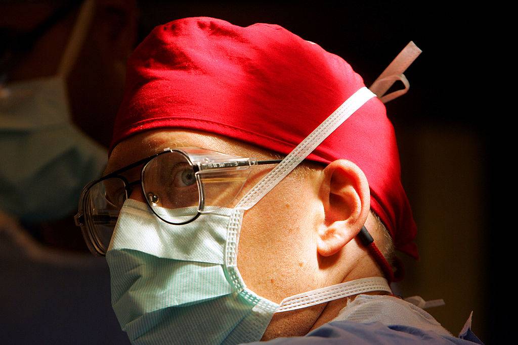 Doctor Una compañía desmembraba cuerpos humanos que le donaban, almacenaba las partes en cubetas y las vendía